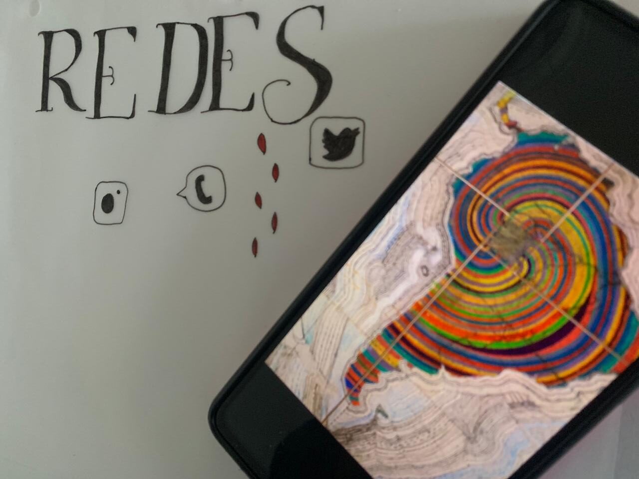Redes sociales en América Latina: Entre la espada y la pared